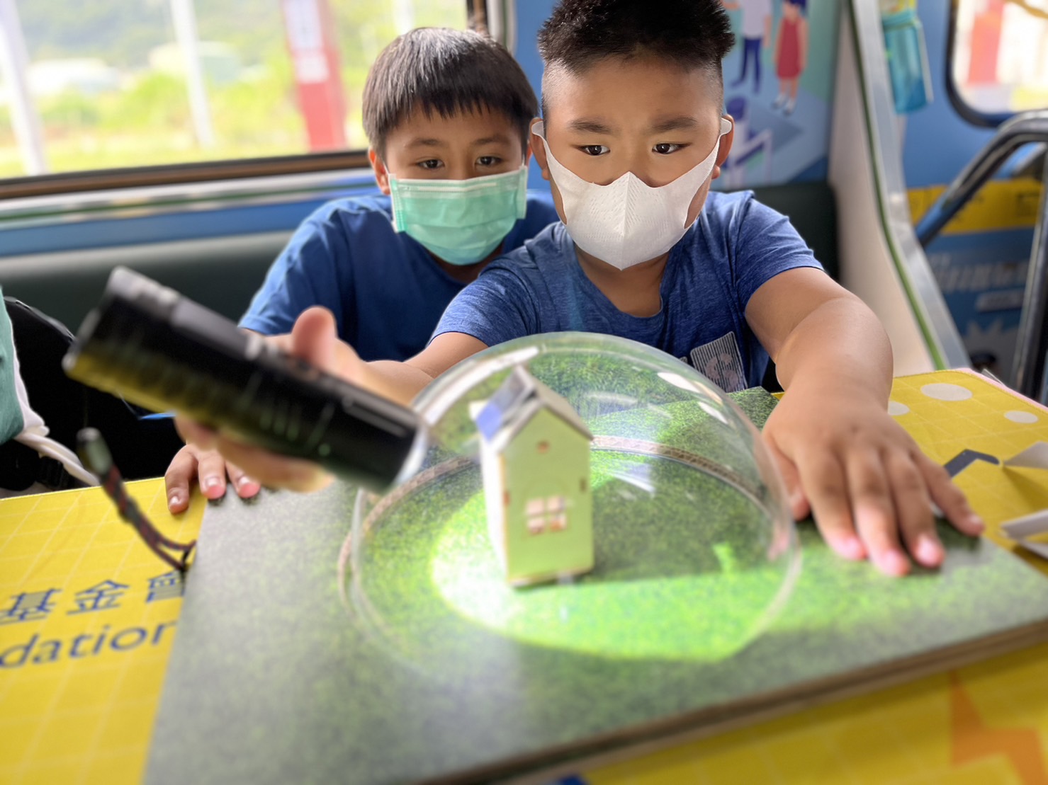 人生就是搏參與基礎科學主題車廂，以STEAM教學精神，設計「逐日科學家」、「太陽能工程師」以及「淨零建築師」三大能源科普課程和實驗